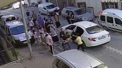 Hızını alamayan bisikletli karşısına çıkan çocuğa çarparak böyle takla attı