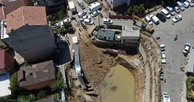 Sarıyer'de yol çöktü: Deprem zannedilen çökme anı kamerada