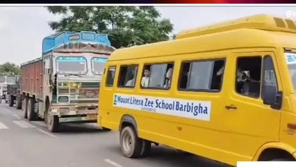 शेखपुरा: छात्रों ने बस कंडक्टर और ड्राइवर के साथ किया मारपीट, विरोध में सड़क जाम