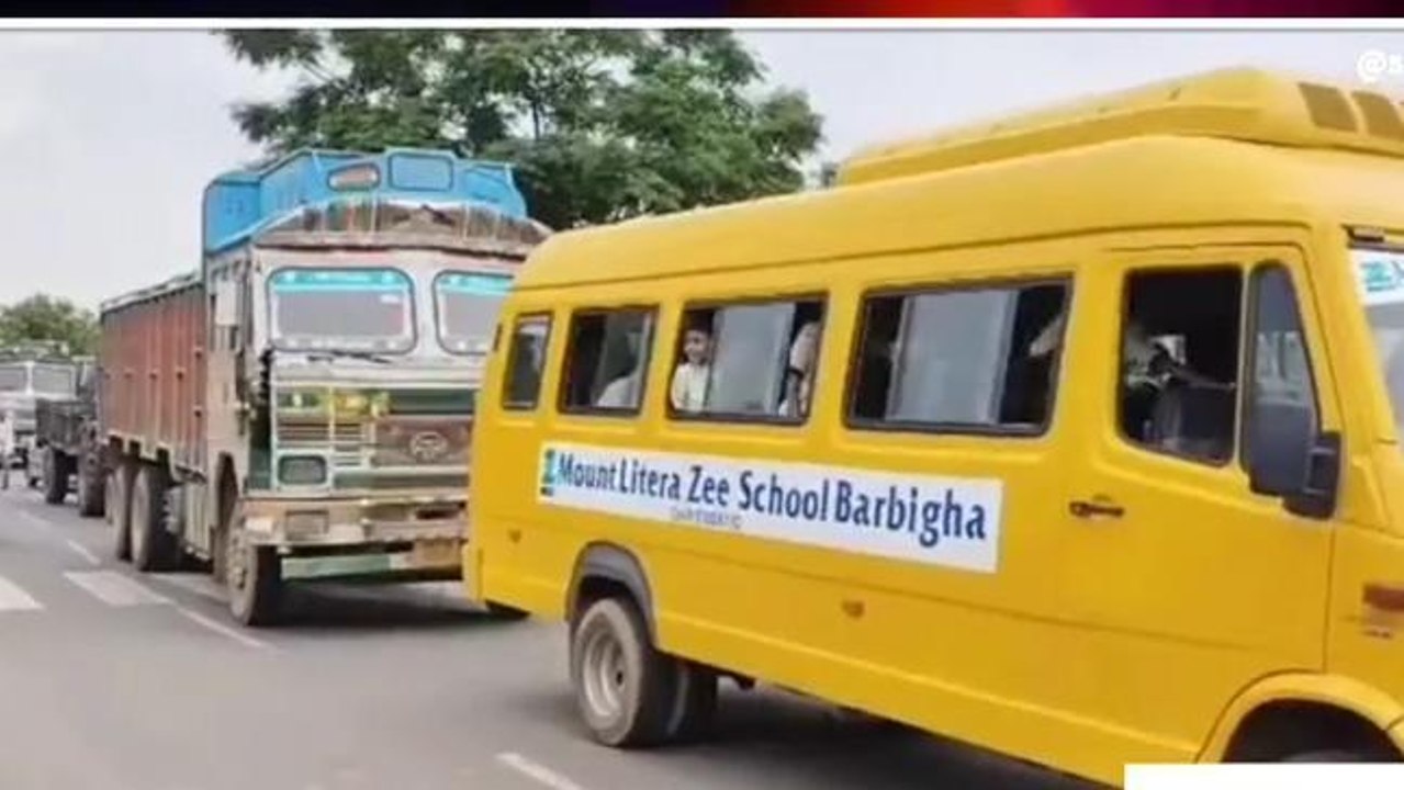 शेखपुरा: छात्रों ने बस कंडक्टर और ड्राइवर के साथ किया मारपीट, विरोध में सड़क जाम