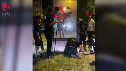 Reklam panosunda mahsur kalan çocuğu, itfaiye kurtardı