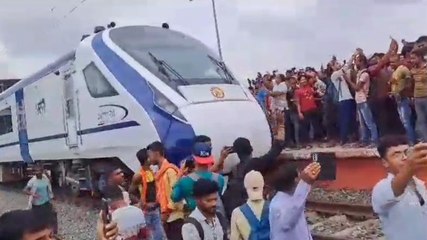 लखीसराय: बंदे भारत एक्सप्रेस ट्रेन का हुआ ट्रायल, स्टेशन पर ठहराव देखने को उमड़ी भीड़