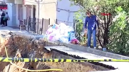 İstanbul'da yol çöktü; 8 apartman boşaltıldı