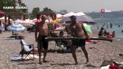 Ekmeğini denizin dibinden çıkartıyor, elindekileri gören tatilciler şaşkına dönüyor