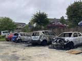 Les pompiers éteignent des voitures en feu à Fougères