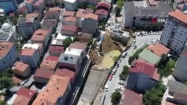 Sarıyer’de bina inşaatı için temel kazısı yapılan alanda yol çöktü