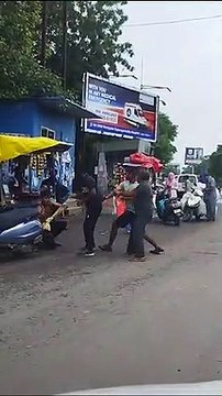 रायपुर में बदमाशों के हौसले बुलंद... एक शख्स को दिनदहाड़े बुरी तरह से पीटा, वायरल हुआ वीडियो