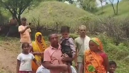 रीवा: नदी पार कर स्कूल जाने को मजबूर बच्चे,ग्रामीणों ने उठाई पुल निर्माण की मांग