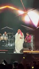 بالبشت والعقال المقصب: الشاب خالد يُحيي حفله في الرياض مُرتديًا الزي السعودي