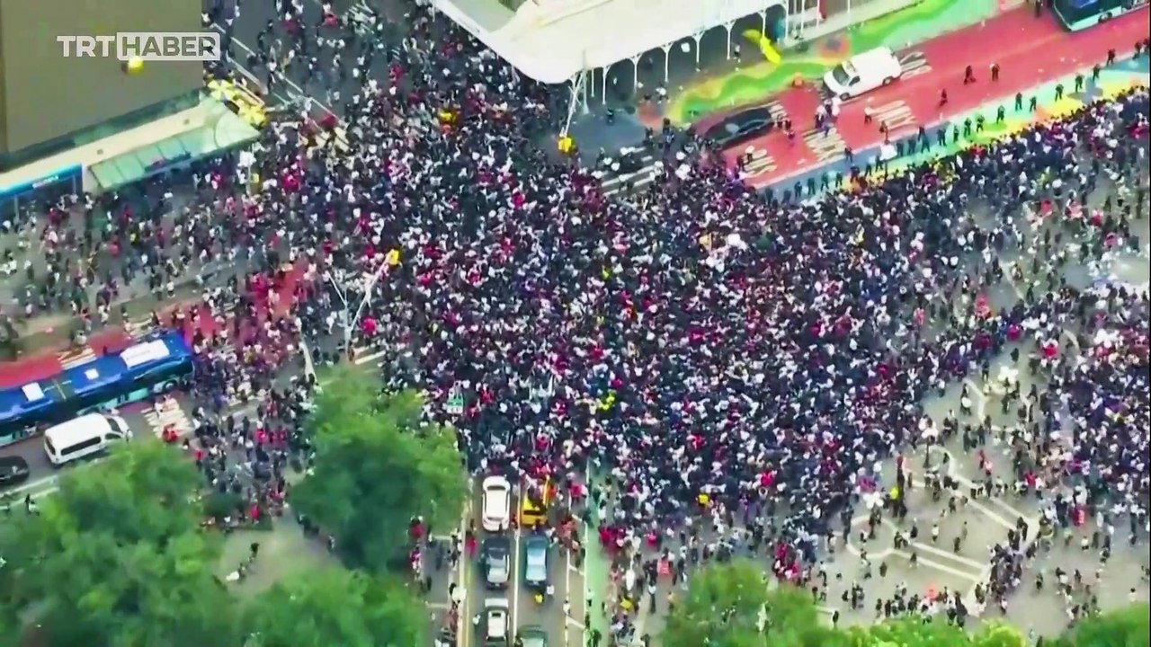 New York'ta sosyal medya fenomeninin hediye dağıtımında arbede