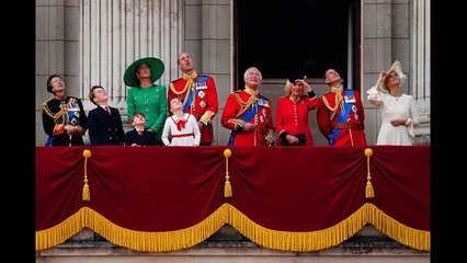 Elizabeth II toujours en vie, le roi Charles redevenu prince… la famille royale au coeur d’un scanda