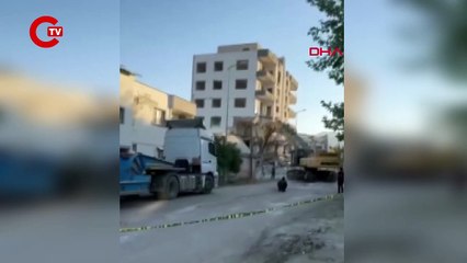 Gaziantep’te ağır hasarlı 5 katlı bina, yıkım sırasında çöktü