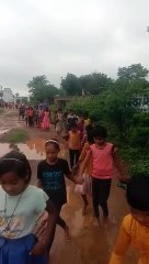 गल्र्स हॉस्टल जाने वाली सडक़ गड्ढे और कीचड़़ में तब्दील, ऐसे मशक्कत करती हैं छात्राएं- देखें वीडियो