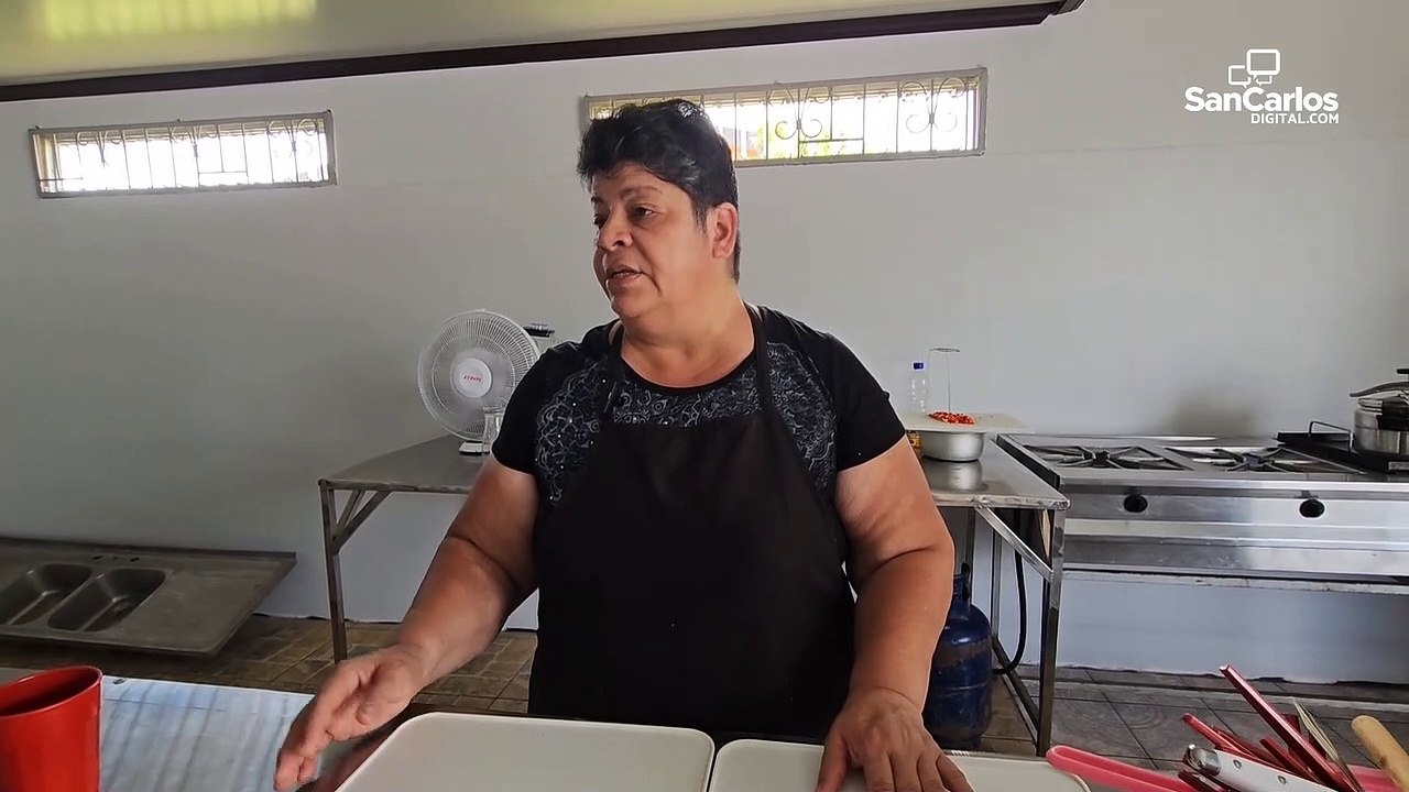 ¡Empezar de cero! La emoción le gana a doña Edu al reabrir su sodita