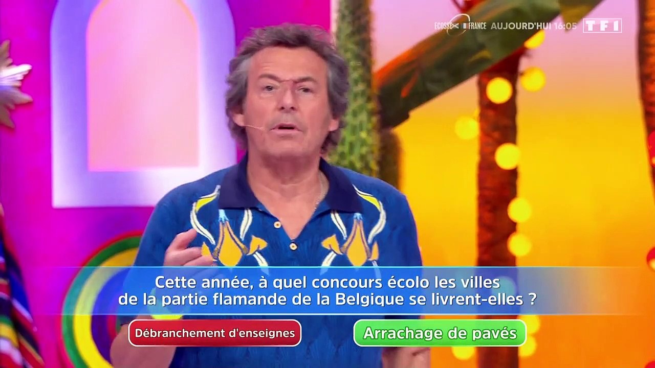 Jean-Luc Reichmann reçoit un coup de téléphone de Jarry dans "Les 12 coups de midi" de TF1 ce samedi 5 août 2023.
