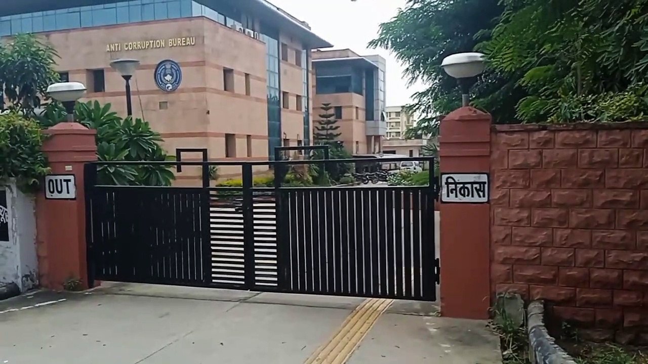 देखें वीडियो : गिरफ्तार महापौर पति से पूछताछ के दौरान एसीबी के मुख्य प्रवेश व निकास द्वार रखे गए बंद
