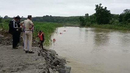 Descargar video: video story- इस जिले में फिर एक बालक नाले में बहा, दो दिन से रेस्क्यू जारी