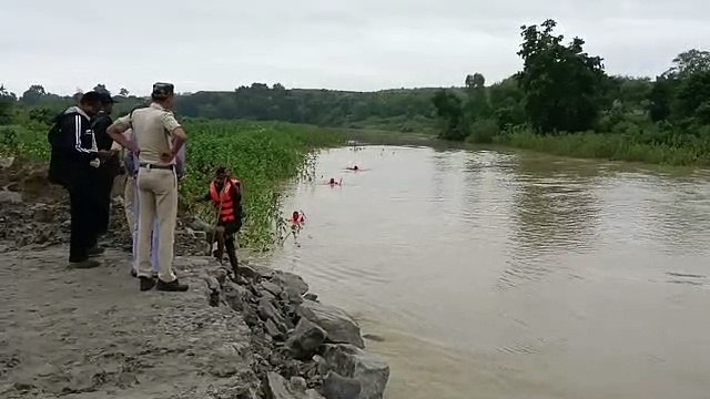 video story- इस जिले में फिर एक बालक नाले में बहा, दो दिन से रेस्क्यू जारी