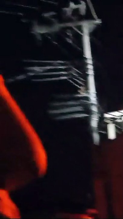 Homem passa a noite em cima de poste para fugir da polícia