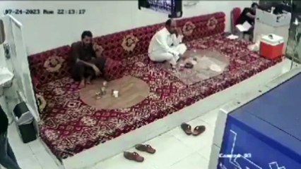 سيارة تقتحم مطعم في السعودية بسرعة جنونية وتصيب عامل