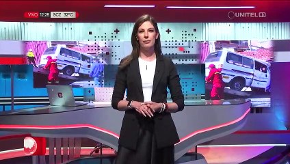 La Paz: Minibús sin conductor choca contra un poste y una casa tras un aparente descuido del propietario 