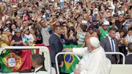 El papa realiza una rápida visita a Fátima ante 200.000 fieles
