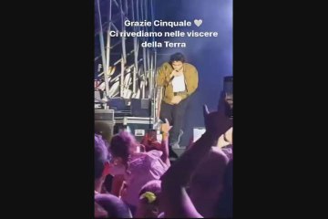 Tananai, incidente al concerto: cantante cade dal palco - Video