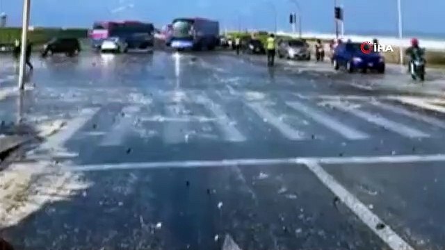 Une vague frappant la plage aux Maldives a entraîné des véhicules et des personnes