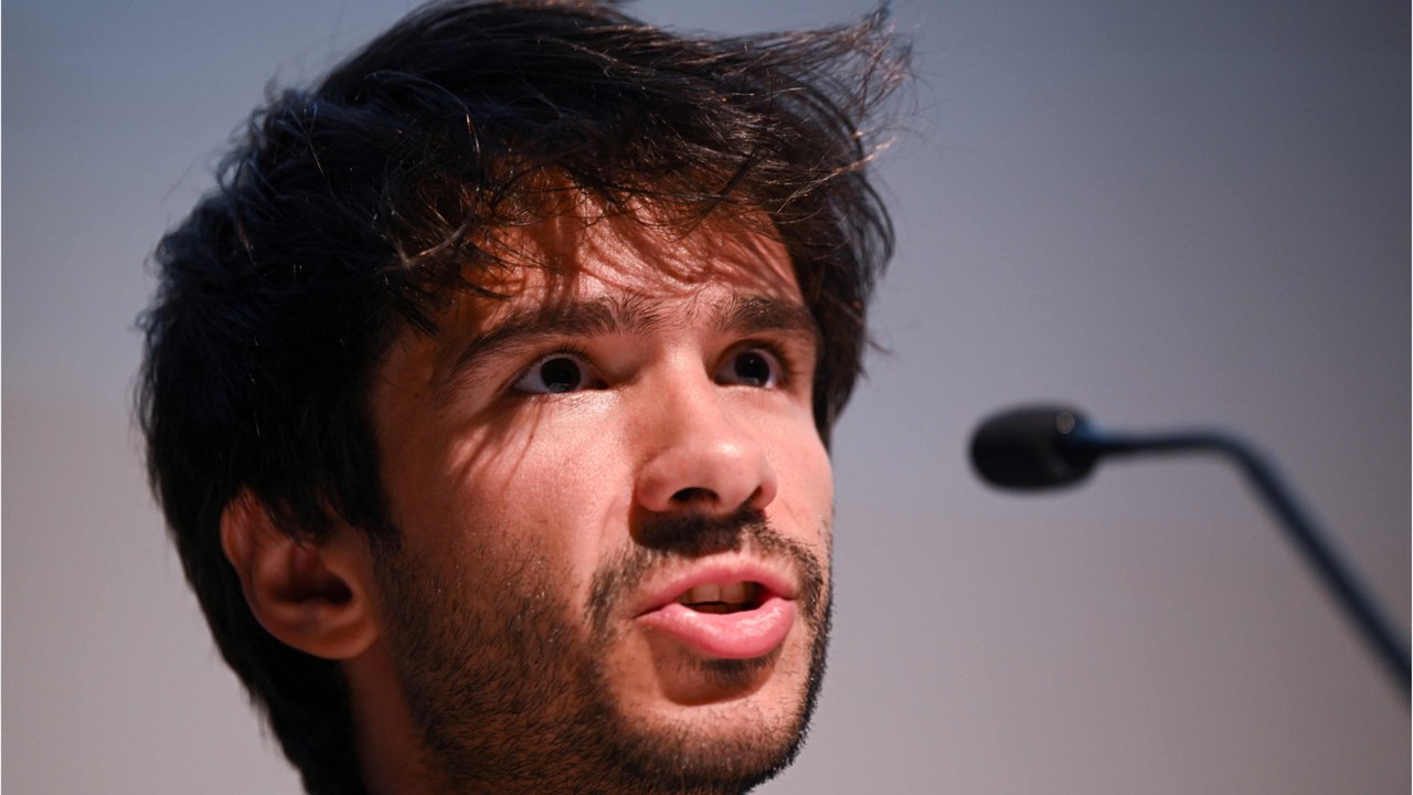 VOICI : Juan Branco : l'avocat arrêté alors qu'il tentait de fuir le Sénégal déguisé en pêcheur