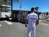 Le petite train de Nice se renverse sur la Promenade des Anglais à Nice