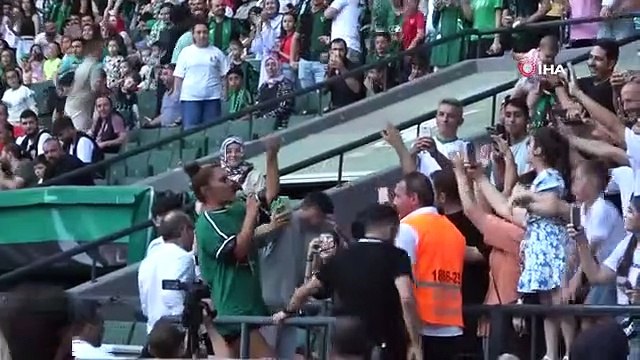 Demet Akalın a donné un concert au stade pour Kocaelispor Les tribunes étaient vides en raison de la chaleur extrême