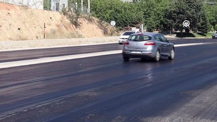 Sıcaklar kavurmaya devam ediyor: Denizli'de asfalt eridi