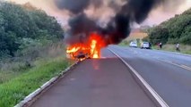 Carro pega fogo na rodovia 272 entre Goioerê e Campo Mourão