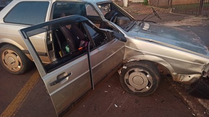 Carro capota após bater em veículo estacionado em Toledo