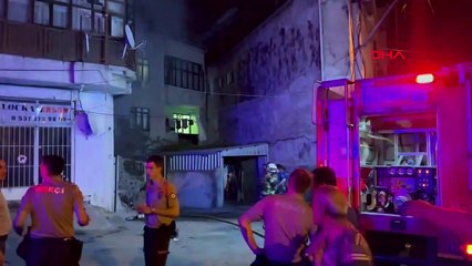 Un incendie causé par l'inflammation de matériaux de recyclage à Bursa se propage à un atelier de réparation automobile