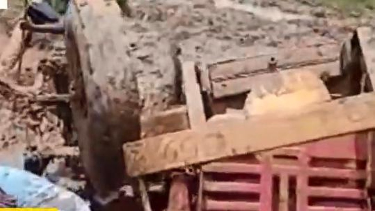 మన్యం జిల్లా: ట్రాక్టర్ బోల్తా పడి వ్యక్తి మృతి... మట్టిలో కూరుకుపోయిన మృతదేహం