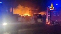 Catania, incendio in un'azienda di materiali edili