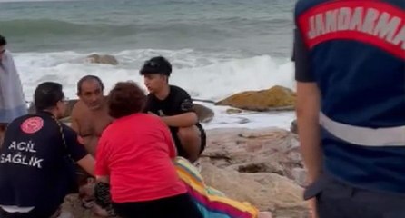 Yasağa rağmen denize girenler son anda kurtarıldı
