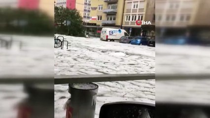 Almanya'yı dolu vurdu! Her yer beyaza büründü, yolları kar küreme makineleriyle temizlediler