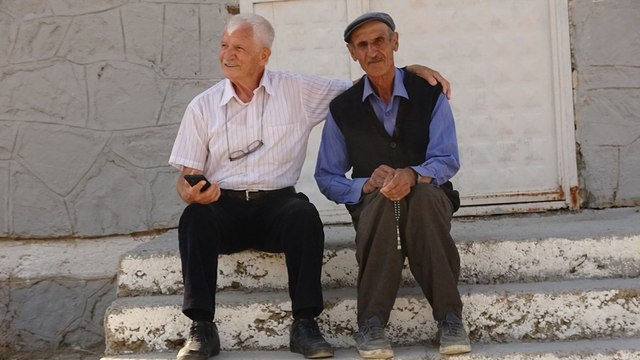 54 yıl önce ders anlattığı köy okulunda öğrencileriyle buluştu