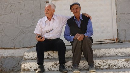 54 yıl önce ders anlattığı köy okulunda öğrencileriyle buluştu