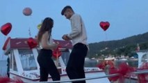 Evlenme teklifi sırasında yüzüğü denize düşüren genç, kız arkadaşıyla nişanlandı