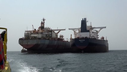 الجزيرة ترصد عملية نقل النفط من "صافر" إلى ناقلة بديلة