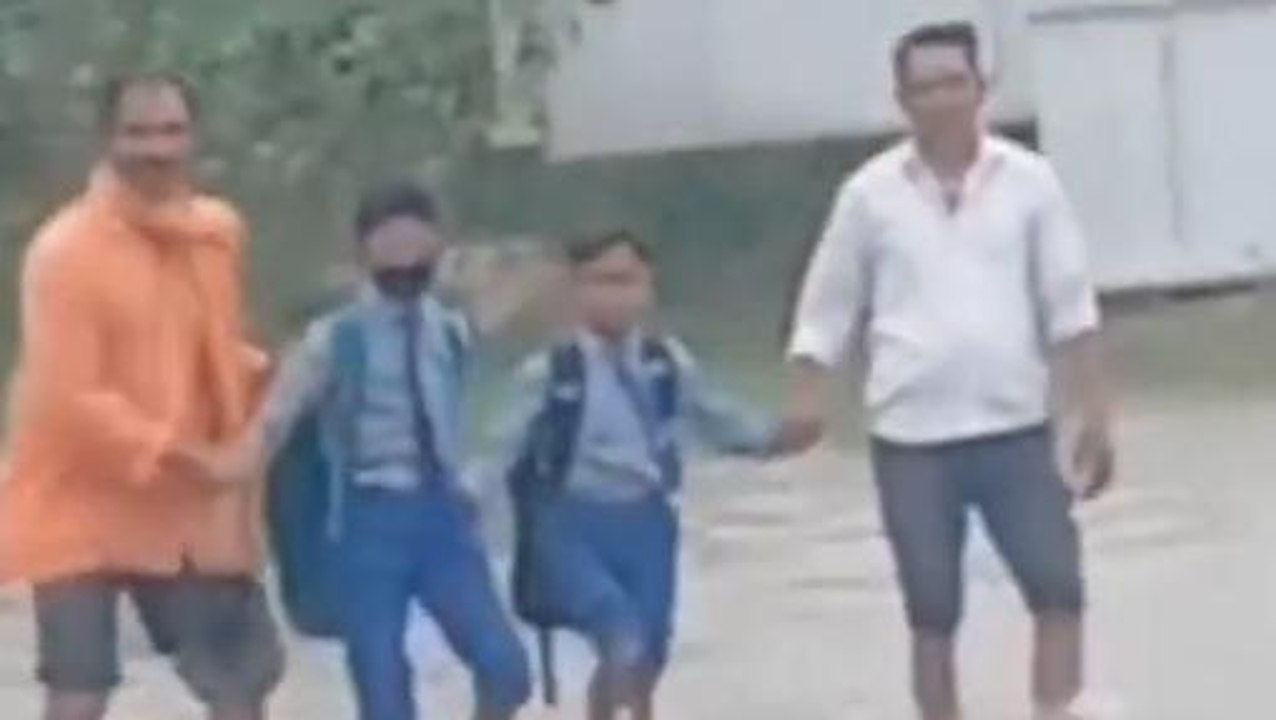 निवाड़ी: नदी पार करने को मजबूर बच्चे, स्कूल जाने के लिए उठाना पड़ता है जोखिम