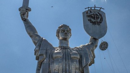 Ukraine emblem raised to replace Soviet symbol on Kyiv’s Motherland Monument