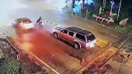 Polis noktasına bombayla saldırdılar