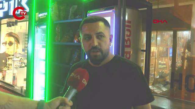 BAĞDAT CADDESİ'NDE OTOMOBİLİN BÜFEYE ÇARPTIĞI ANLAR KAMERADA