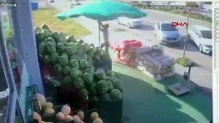 Şiddetli rüzgarda havalanan şemsiye ile uçtu! "Ölümden döndü"