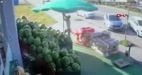 Şiddetli rüzgarda havalanan şemsiye ile uçtu: O anlar kamerada