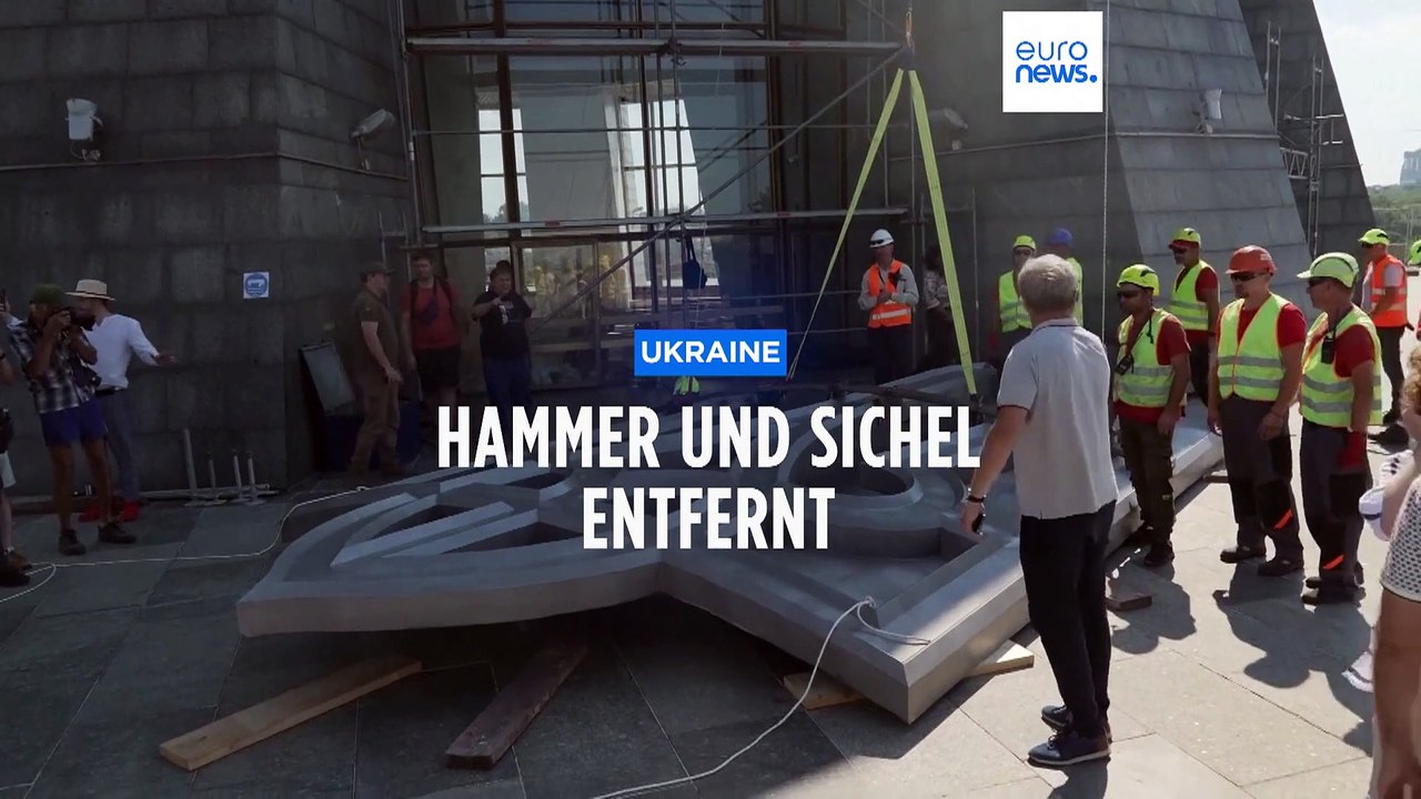 Ukraine montiert Hammer und Sichel von Monument in Kiew ab